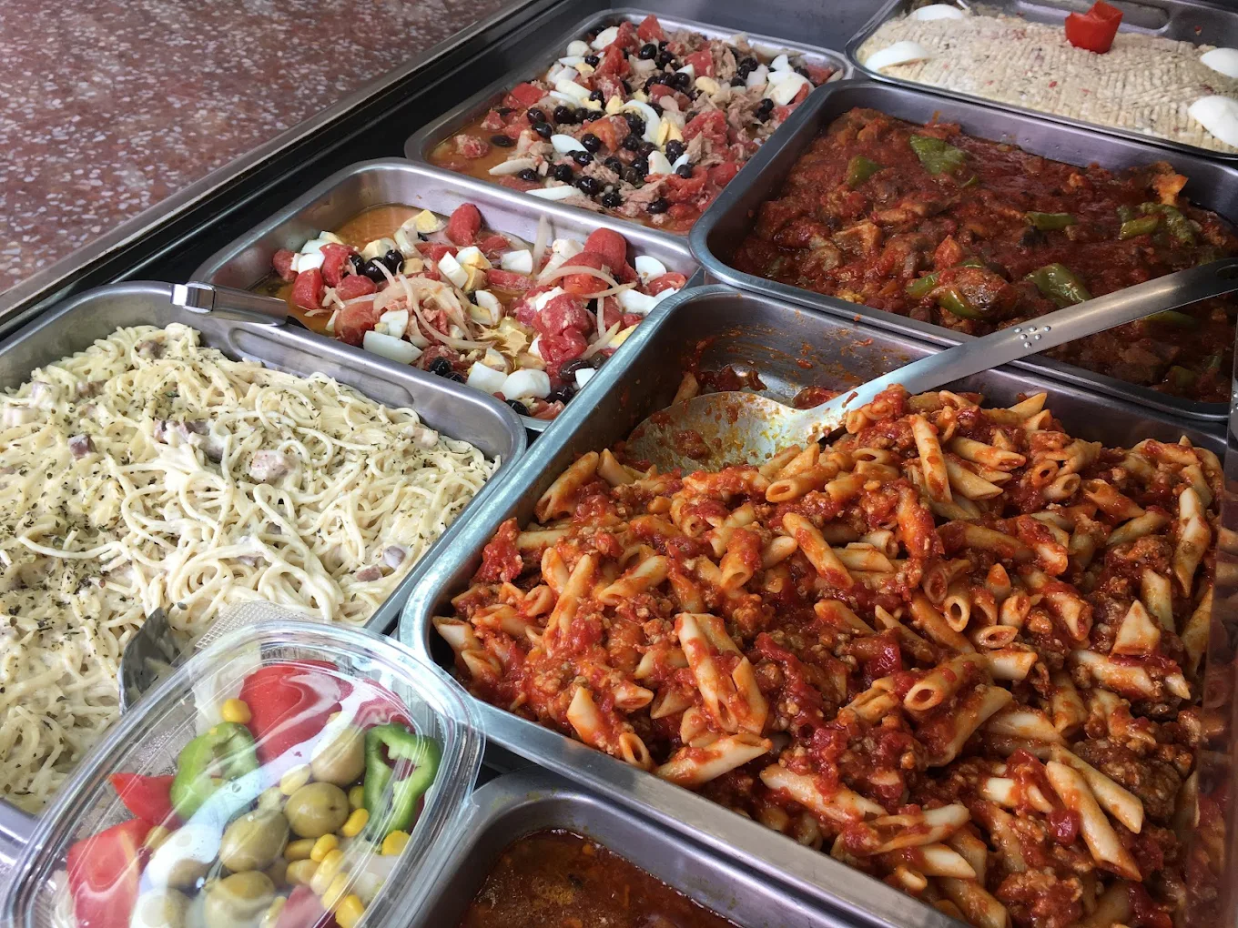 Variedad de platos caseros: pasta, ensaladilla y guisos de Don Pollo