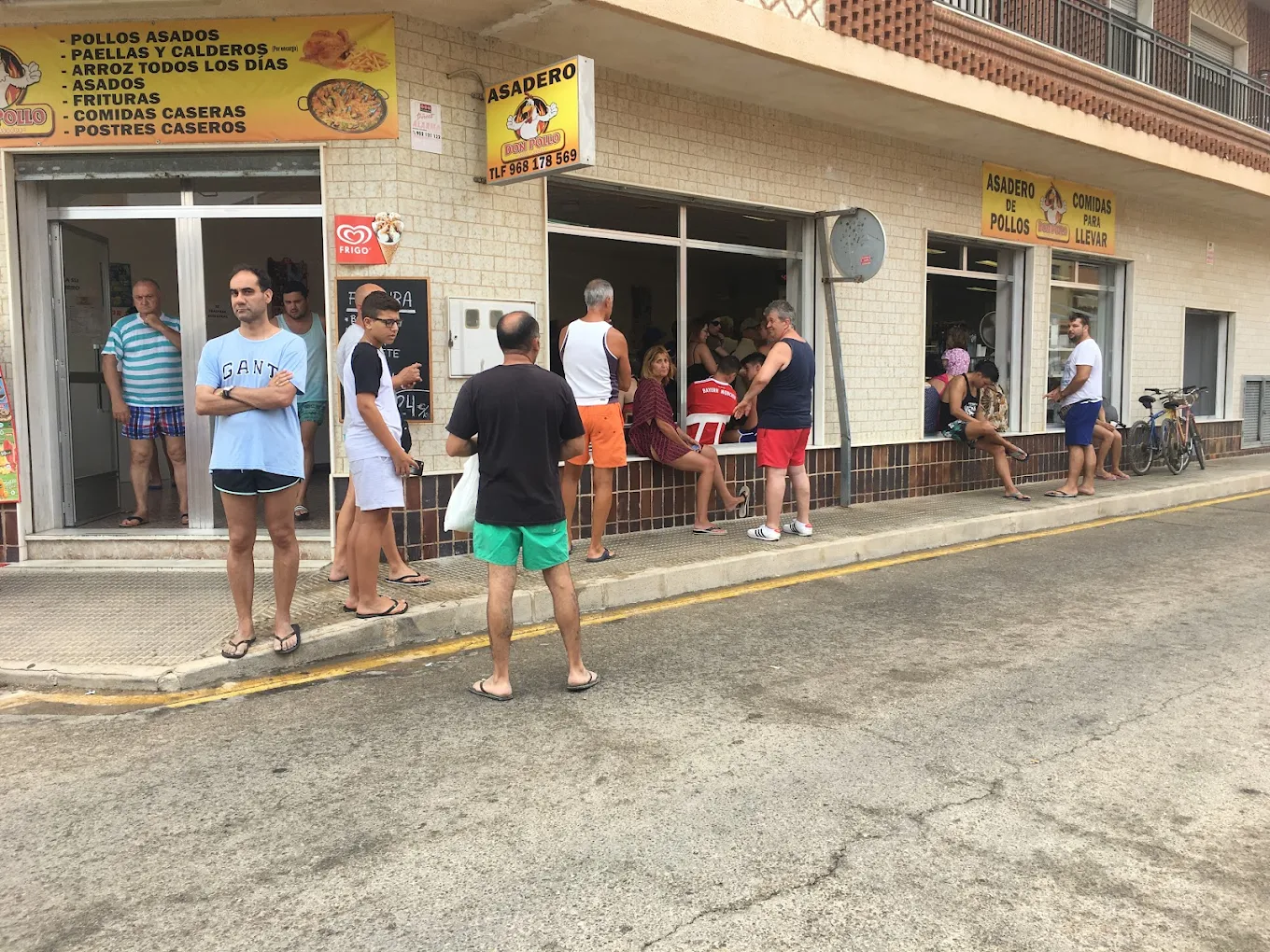 Fachada del asadero Don Pollo en Lo Pagán con clientes esperando