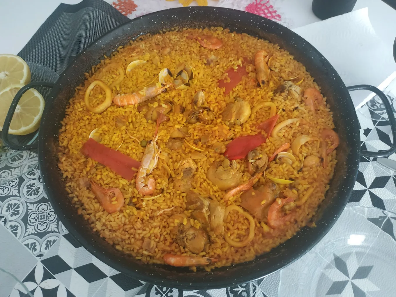 Paella de marisco recién hecha de Don Pollo