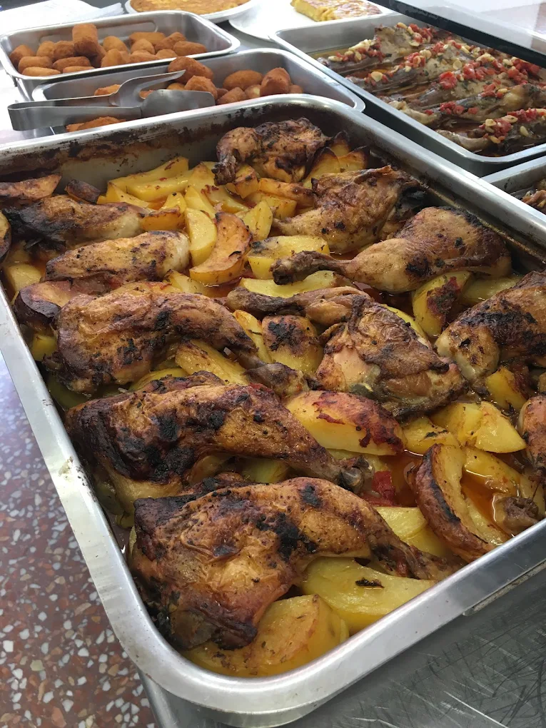 Bandeja de pollo asado con patatas de Don Pollo